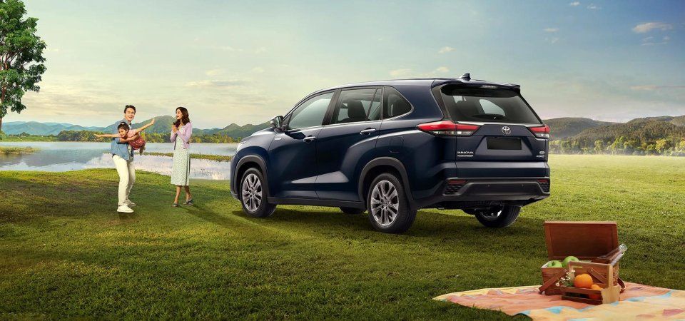 Family on a day trip with a rented Innova Hycross from Chennai